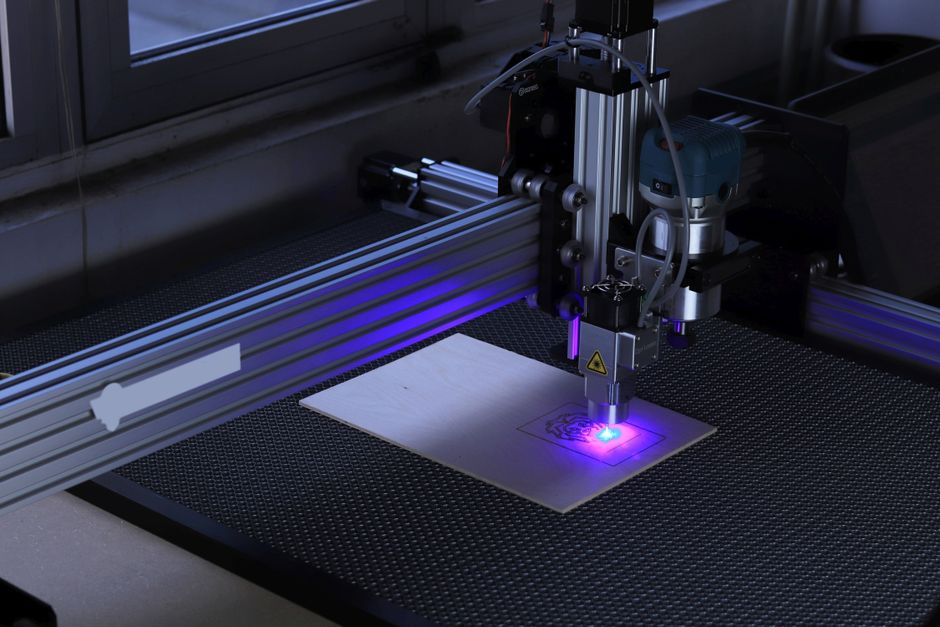 Laserová gravírovací technika při práci