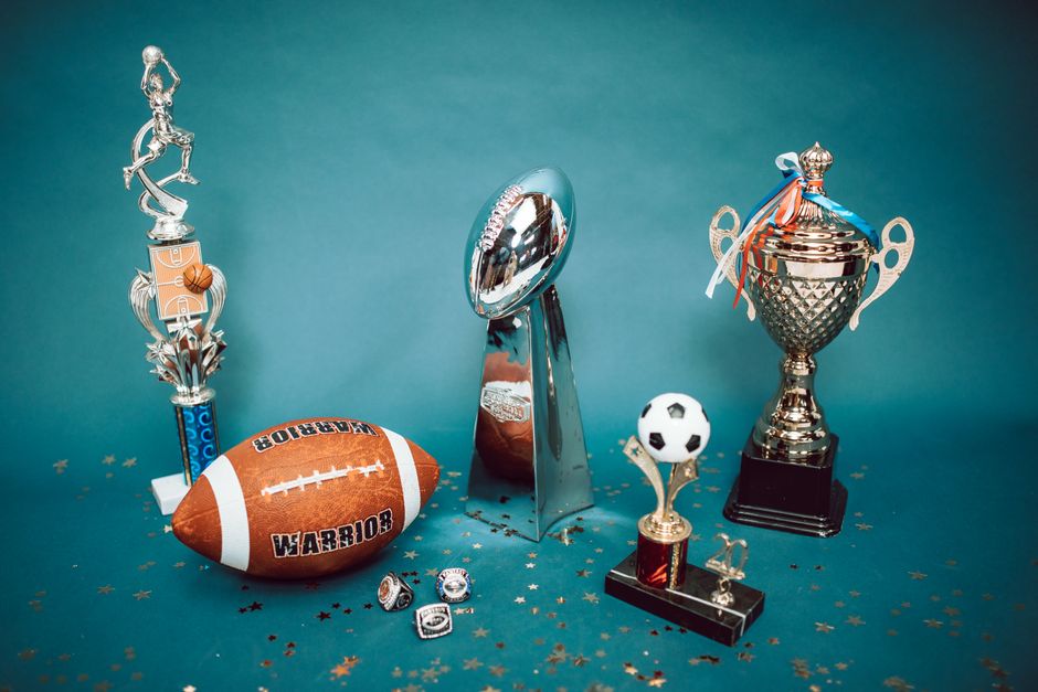Gravírovaná trofej a cena na stole